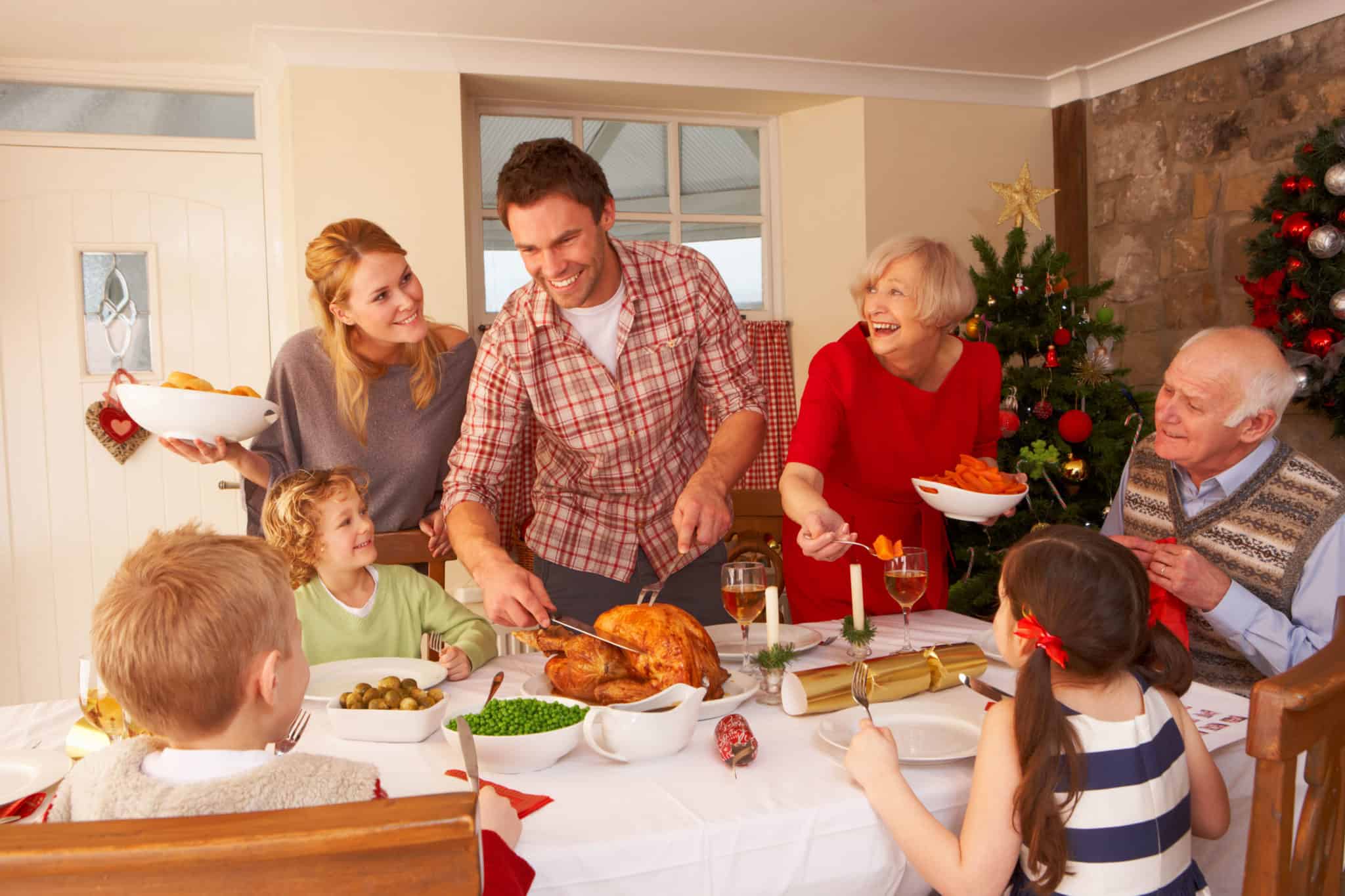 Проведенными в кругу семьи в. Семья за столом. Семья за праздничным столом. Рождество в кругу семьи. Семейные традиции.